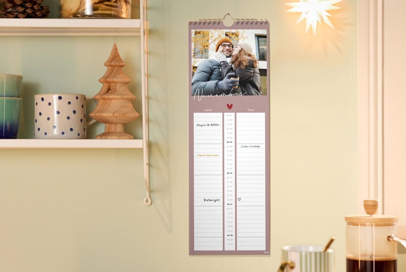 CEWE Fotokalender mit fröhlichem Paar und Platz für Termine.