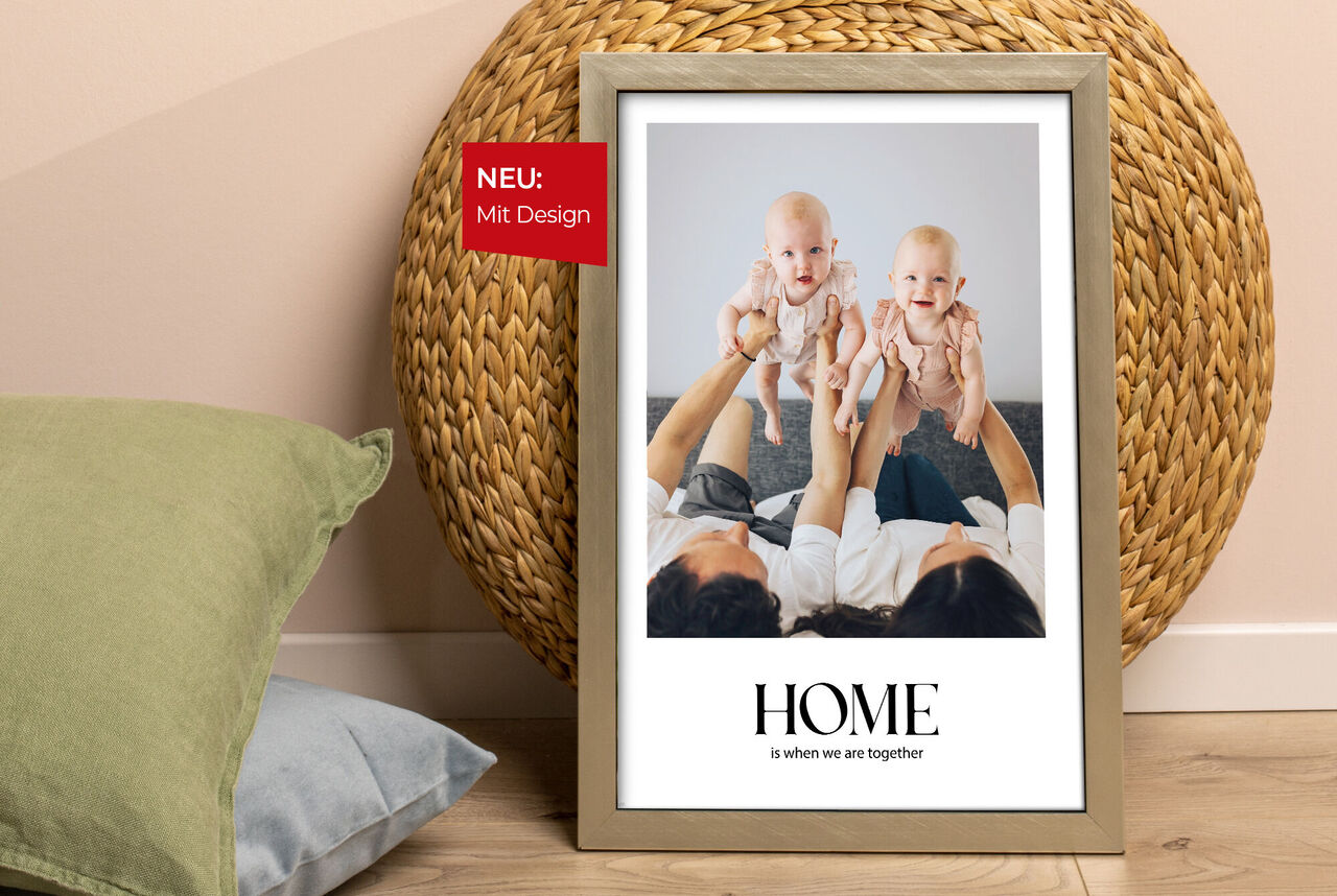 Ein stilvolles Wandbild mit dem Text "HOME" in einem eleganten Rahmen, auf dem Boden sitzt eine Familie mit zwei Babys im Arm, umgeben von einem gemütlichen Kissen und einem runden Teppich