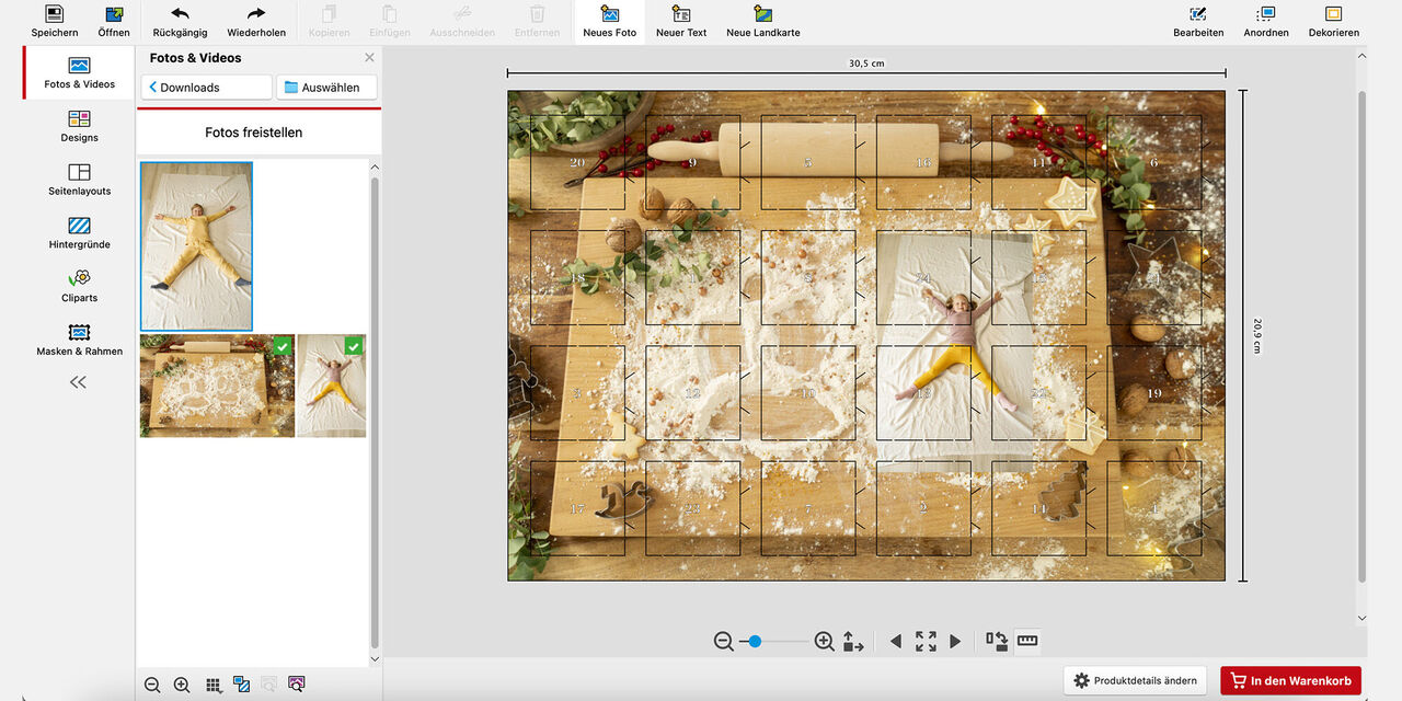 Es ist die Benutzerfläche der Hartlauer Foto World Software zu erkennen, am Rand sowie in der oberen Leiste sind die verschiedenen Foto Tools zur Bildbearbeitung abgebildet. In der Mitte ist die Bearbeitungsoberfläche sowie das Design eines Adventskalenders zu sehen. Das Foto auf dem Produkt zeigt im Hintergrund ein weihnachtlich dekoriertes Küchenbrett und im Vordergrund das Foto eines Mädchens, das mit ausgebreiteten Armen und Beinen auf einer Decke liegt.
