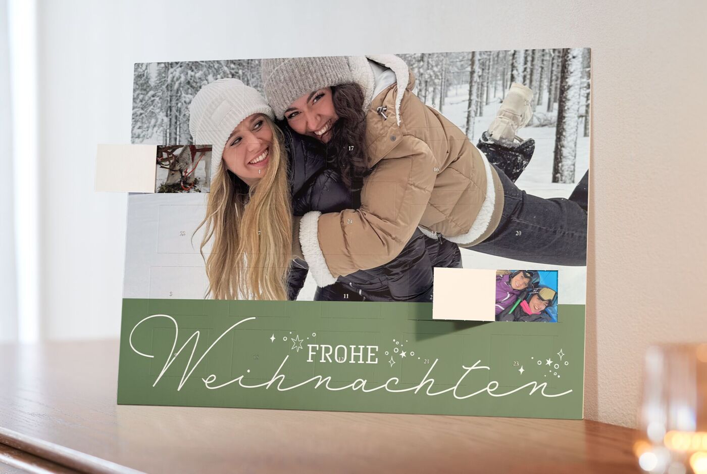Zwei lächelnde Personen umarmen sich in winterlicher Umgebung.