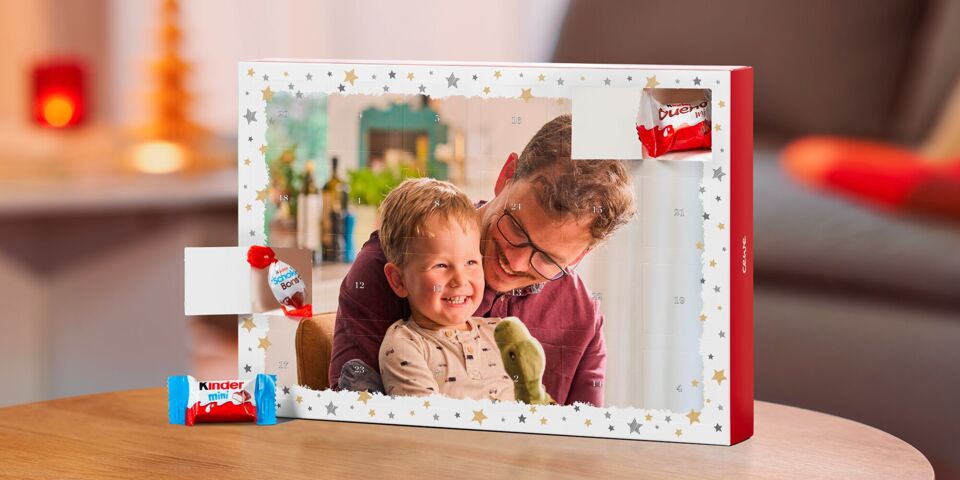 Adventskalender mit gefüllt Schokolade von kinder und einem Foto einem Mann und einem lachenden Kind