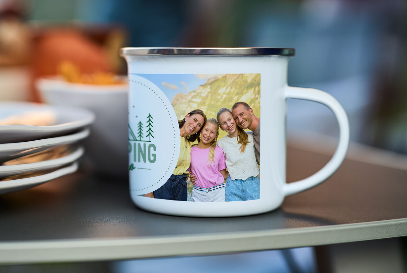 Weiße Fototasse mit fröhlichem Erinnerungsfoto steht auf einem Tisch.