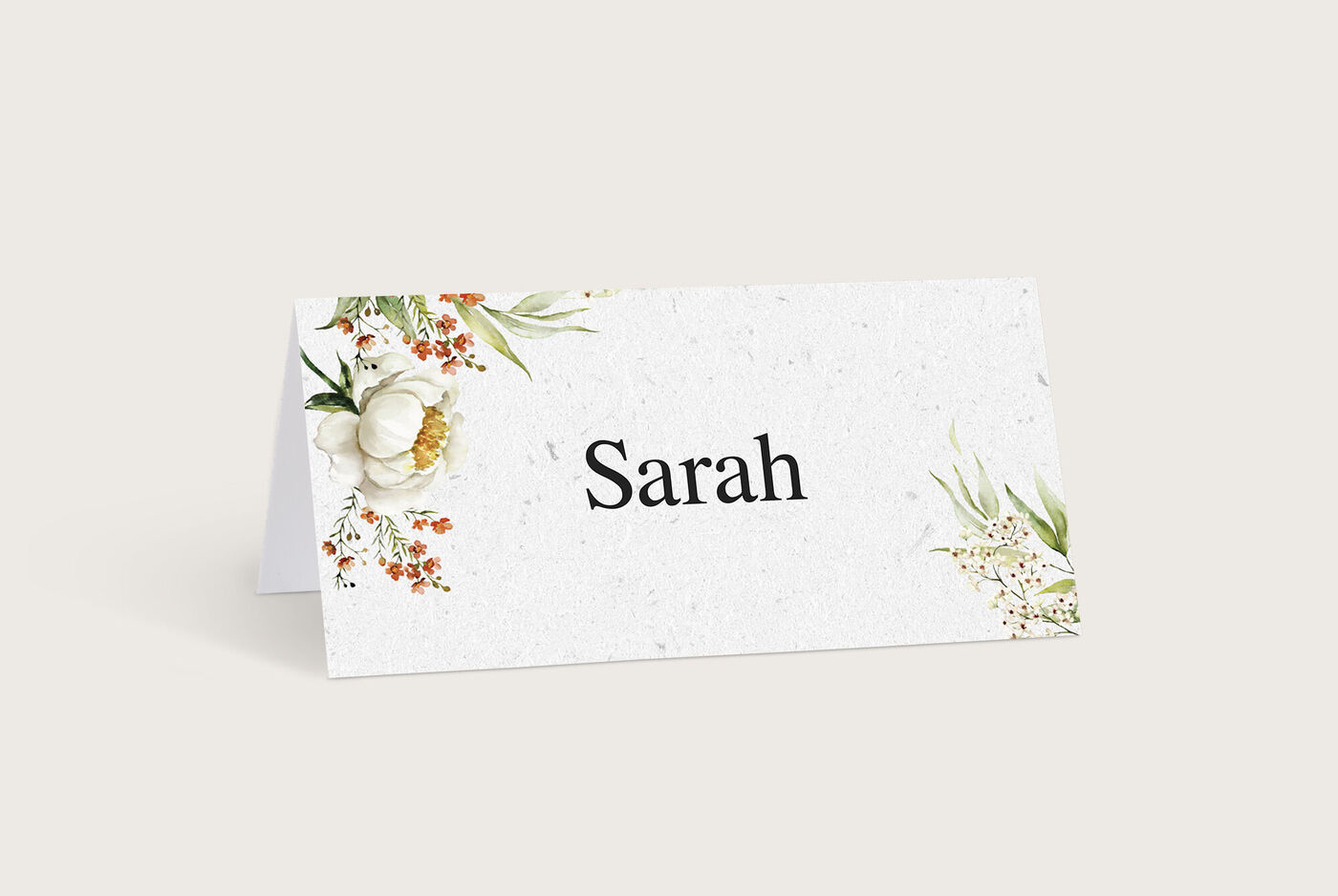 Elegante Tischkarte mit Blumenmotiv, personalisiert mit dem Namen Sarah