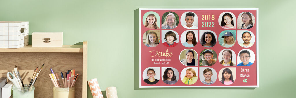 Eine Postercollage mit Fotos von Kindern und einer Lehrerin hängt an einer Wand. Darauf stehen die Jahreszahlen 2017 und 2021 und eine kurze Danksagung.