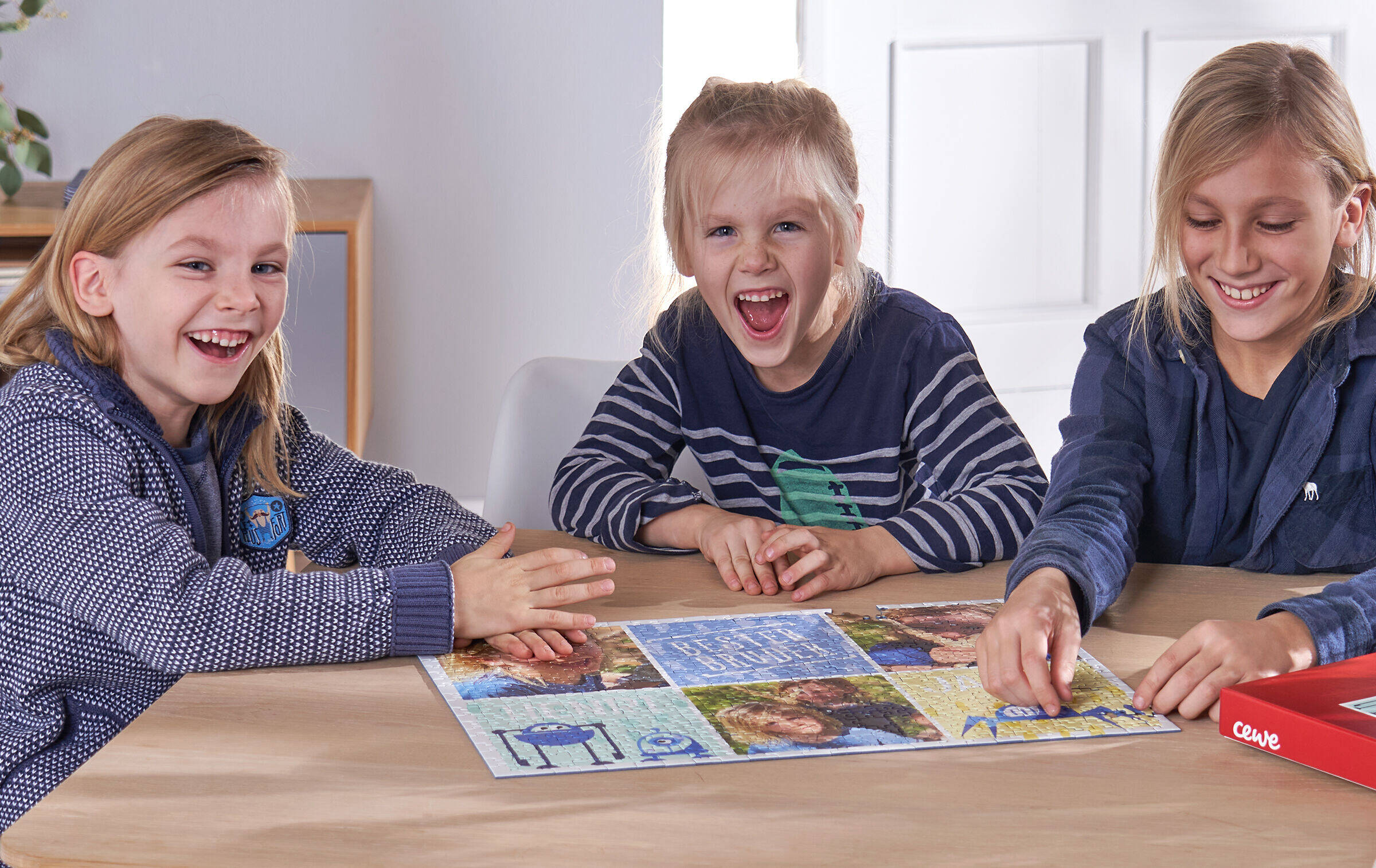 Das Puzzle ist fertig, drei Kinder lachen dem Betrachter entgegen.