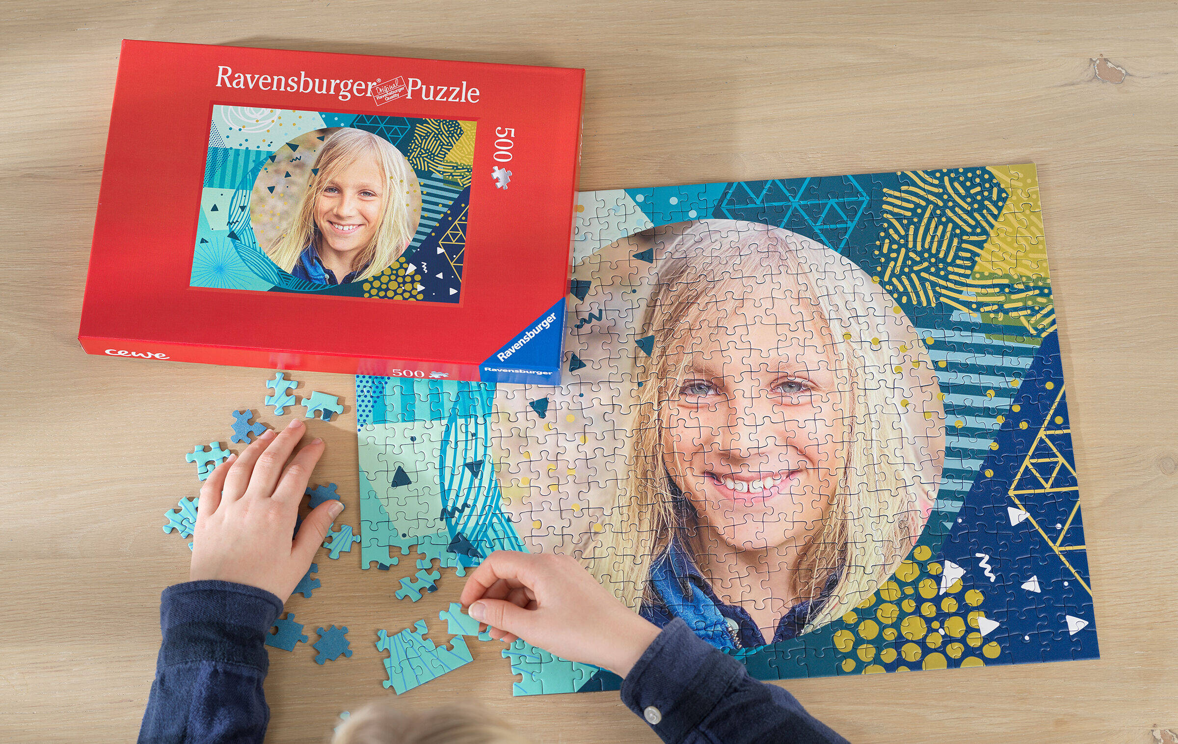 Fotopuzzle mit Foto von Kind in Kreisform. Der Hintergrund besteht aus verschiedenen abstrakten Formen in Grün- und Blautönen.